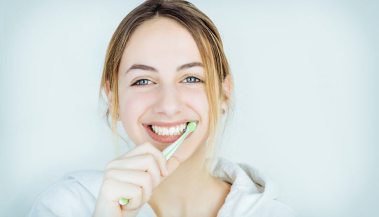 تأثیر مسواک بر پیشگیری از بیماری‌های لثه