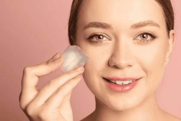 ماساژ یخ بر روی پوست صورت