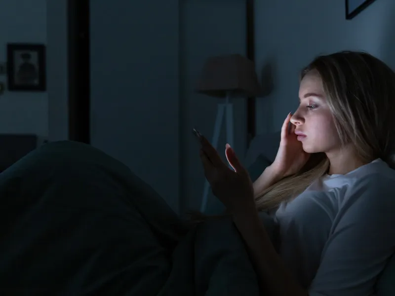 تأثیر نور آبی گوشی بر پوست صورت چیست؟