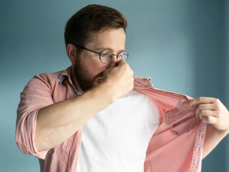 علت بوی بد عرق زیر بغل در مردان