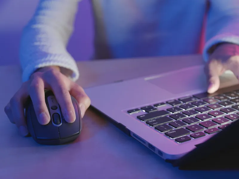 چگونه می‌توان تأثیر نور آبی بر روی پوست صورت را کاهش داد؟