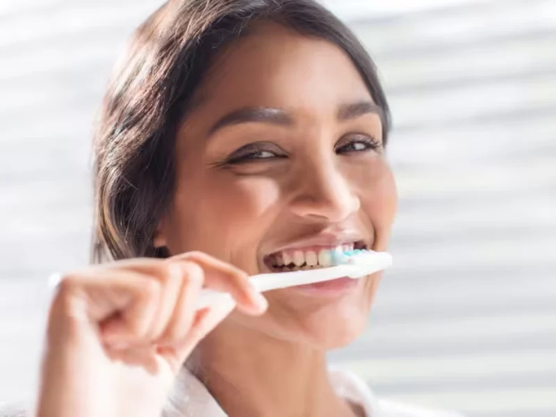 نقش مسواک و نخ دندان در سلامت لثه