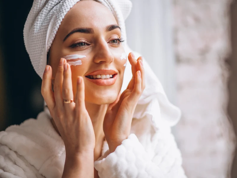 چگونه کرم روز و شب را در روتین پوستی استفاده کنیم؟