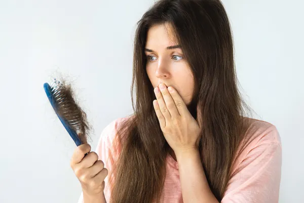 استرس چگونه باعث ریزش مو می‌شود؟