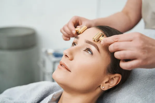 نحوه انجام ماساژ صورت چگونه است؟