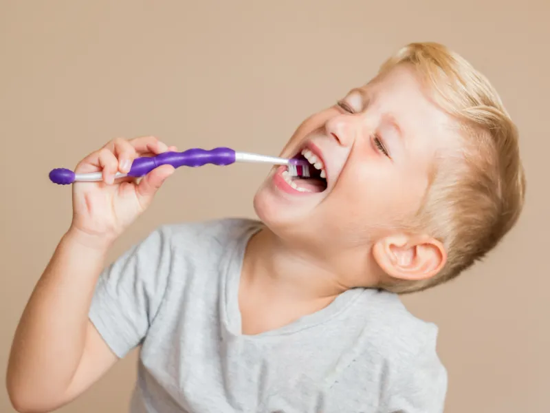 چگونه بچه‌ها را به مسواک زدن تشویق کنیم؟